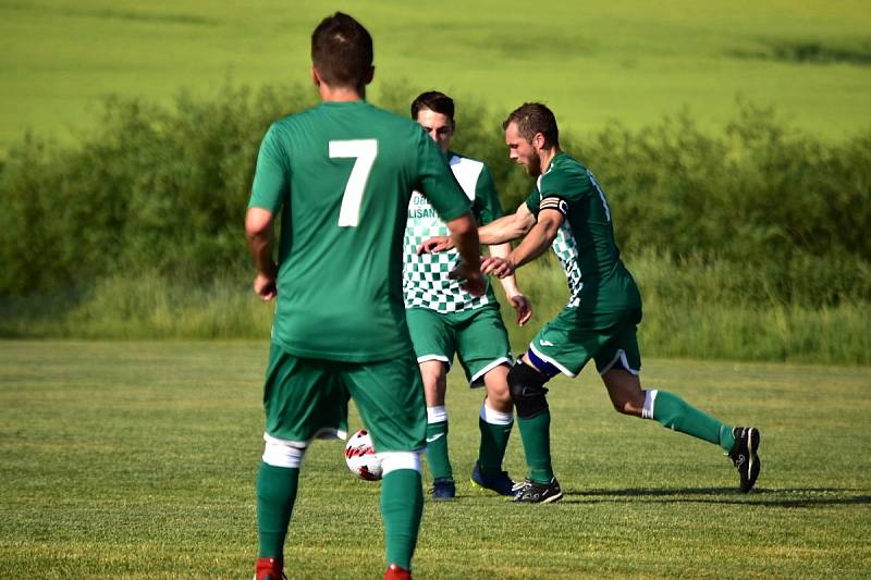 Lišany (v zelenobílém) si doma v posledním kole přeboru poradily s Olešnou 2:0.