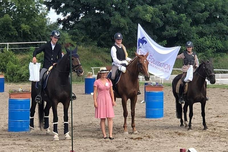 Jezdci a koně hředelské stáje JK Spongilit jsou před MČR ve formě, což ukázali při závodech v Mělníku.