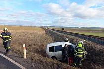 Nehoda vlaku a osobního vozu na přejezdu na Rakovnicku.