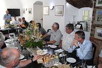 Rakovničtí zemědělci debatovali s ministrem zemědělství Miroslavem Tomanem a mimo jiné s ředitelem Povodí Vltavy Petrem Kubalou v prostorách firmy Lupofyt Chrášťany na Rakovnicku.