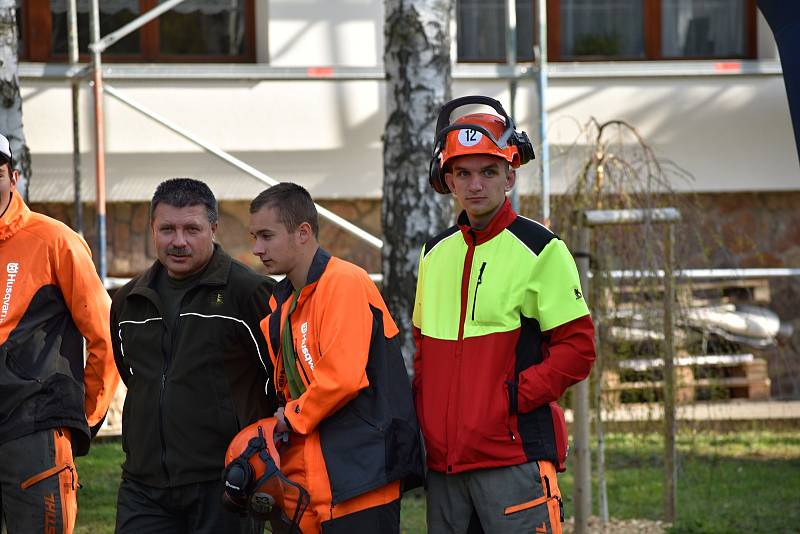 Dřevorubec junior. Mistrovství České republiky v práci s motorovou pilou pro žáky lesnických škol, areál Střední lesnické školy a SOU Křivoklát.