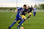 Nové Strašecí (v modrobílém) porazilo doma v derby SK Rakovník 2:1 na penalty.