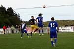 Nové Strašecí (v modrobílém) porazilo doma v derby SK Rakovník 2:1 na penalty.