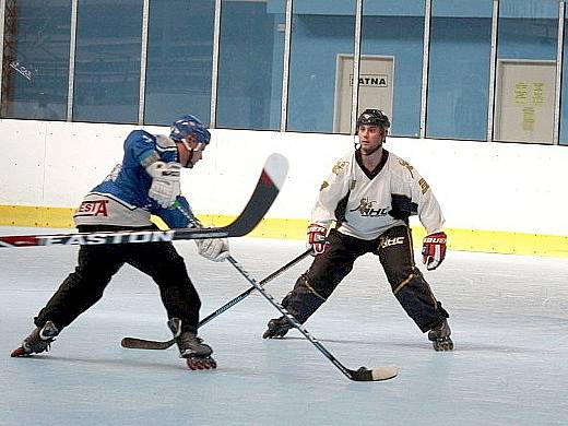 Inline hokejisté (v bílém) doma jednou vyhráli a jednou prohráli na nájezdy. 