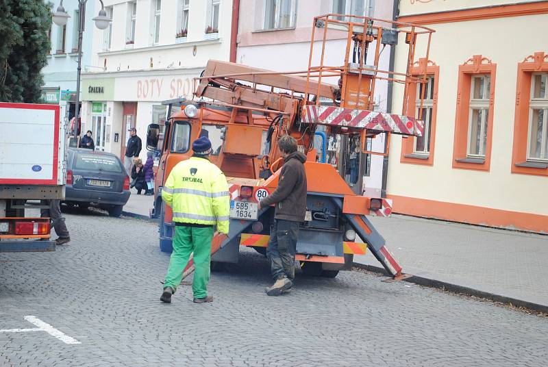 Historické centrum Rakovníka zdobí od pátku strom z obce Kolešovice.