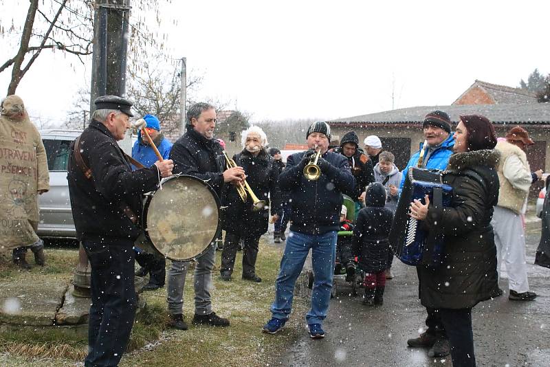 Průvod čítal okolo šedesáti masek, vycházelo se od hospody, kde se také po dvou hodinách končilo a začínalo se losovat o nejhezčí masky.