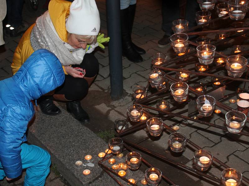 Na Husově náměstí v Rakovníku se konal už třetí ročník akce s názvem Adventní svícení