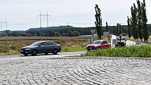 Nový kruhový objezd u Řevničova je od úterý průjezdný. Dopravu zatím řídí semafory.