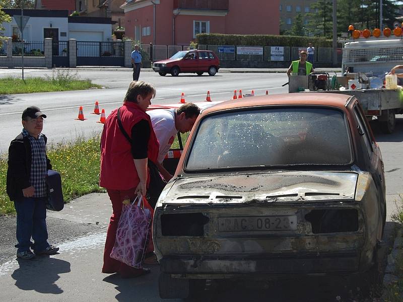 Ohořelé auto.