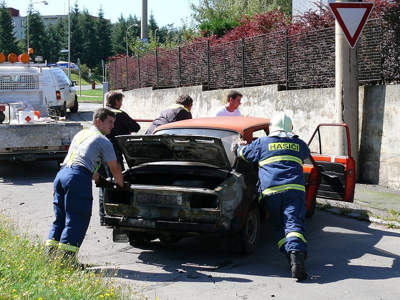 Odstranění ohořelého automobilu z hlavní komunikace.