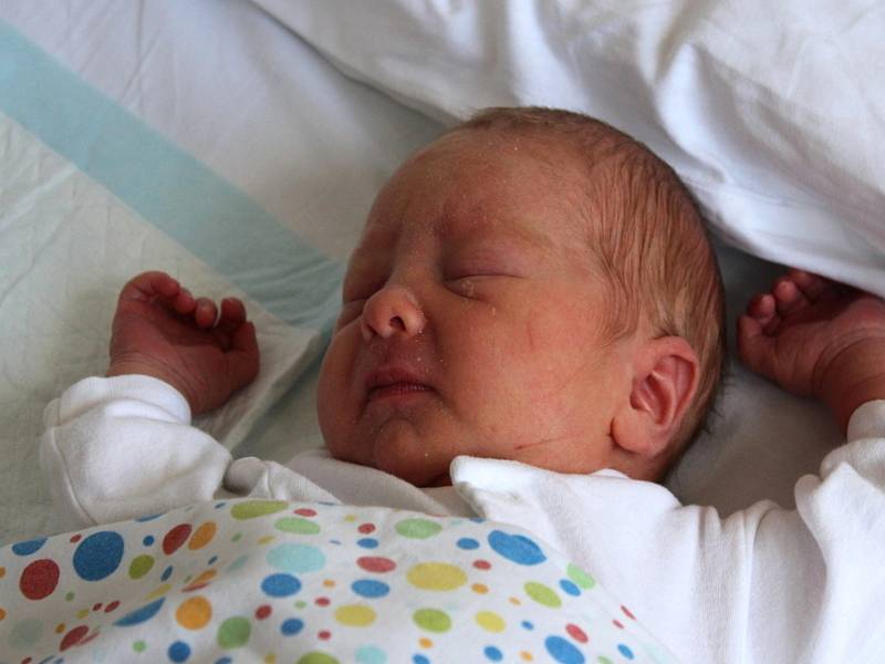 JONÁŠ RAŠÍN, ROUSÍNOV. Narodil se 26. května 2020. Po porodu vážil 2,6 kg a měřil 46 cm.  Rodiče jsou Veronika a Tomáš, bratr Matěj.