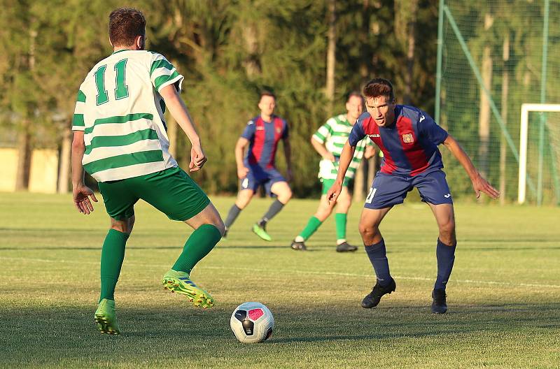 Tatran Rakovník (v zeleném) -  Přední Kopanina 2:3 (1:2).