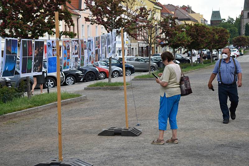 Obrázky žáků Základní umělecké školy v Rakovníku před radnicí.