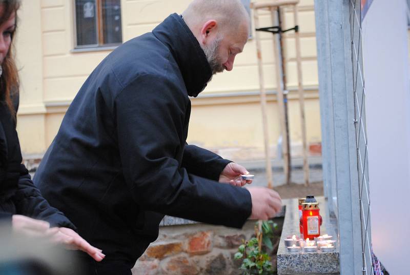 U budovy rakovnického gymnázia se uskutečnila připomínková akce k 30. výročí začátku sametové revoluce.