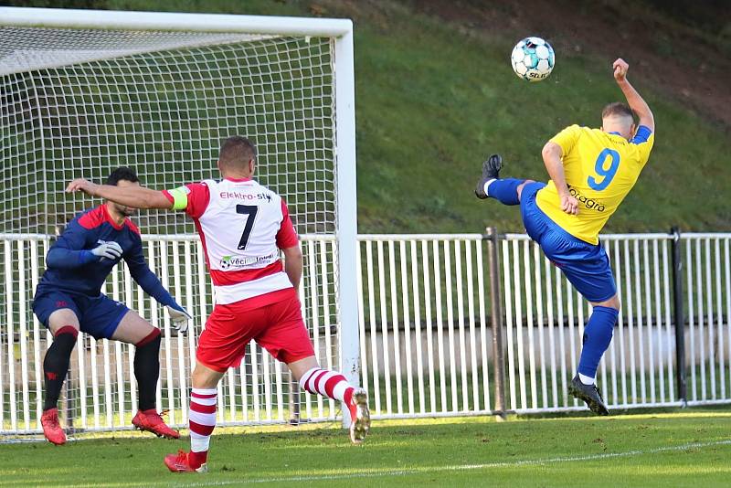 SK Rakovník (ve žlutomodré kombinaci) porazil v důležitém utkání ČFL Povltavskou FA 3:1.