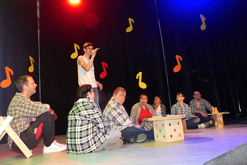Kulturní dům v Jesenici hostil soutěž v tanci a zpěvu - Notičku.