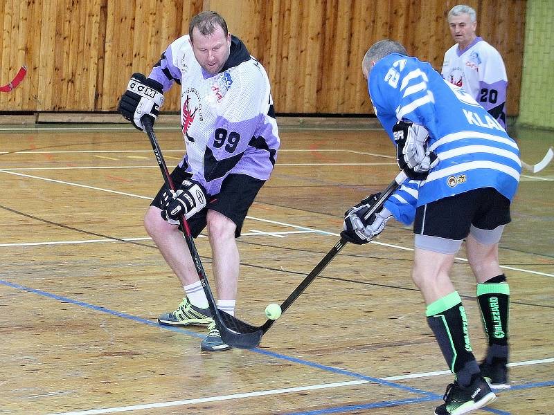 V rakovnické sportovní hale se uskutečnil druhý ročník charitativní akce Retro hokejbal pomáhá. Hokejbalisté a sponzoři vybrali dohromady přes 42 tisíc korun, které byly rozděleny čtyřem organizacím.