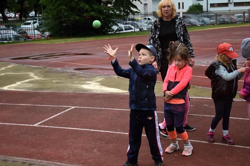 Děti z rakovnických mateřinek si vyzkoušely Školu pohybu.