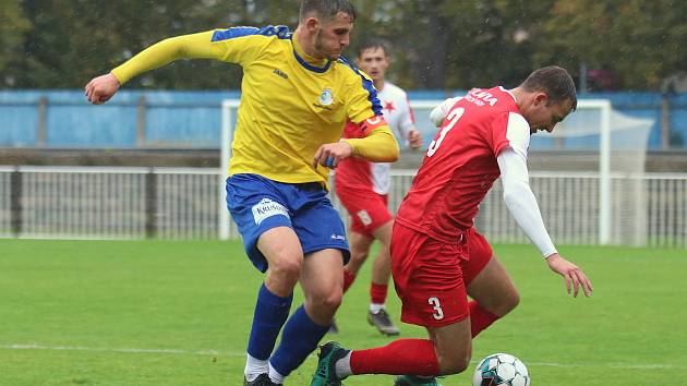 ČFL: SK Rakovník (ve žlutém) - Slavia Karlovy Vary 0:1.