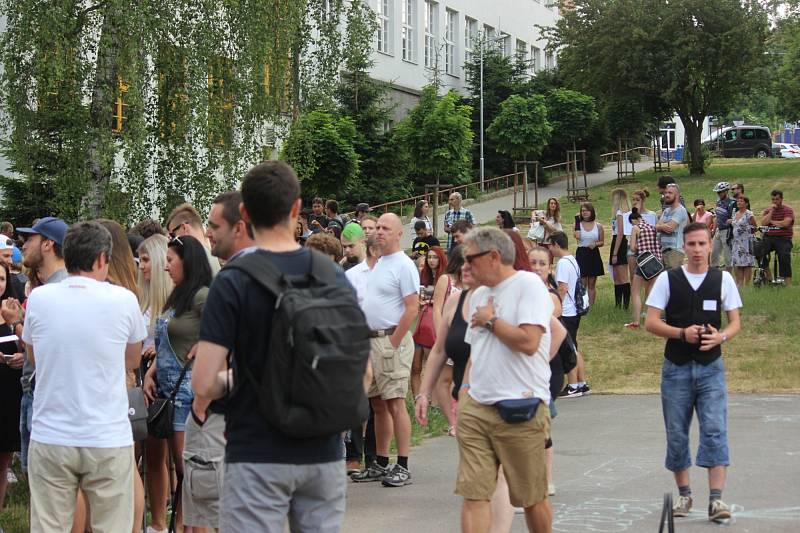 Rakovničtí studenti ve středu veřejně protestovali proti personálním změnám na místní obchodní akademii. 