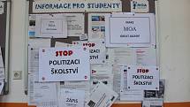 Studenti v Rakovníku protestovali proti propouštění učitelů.