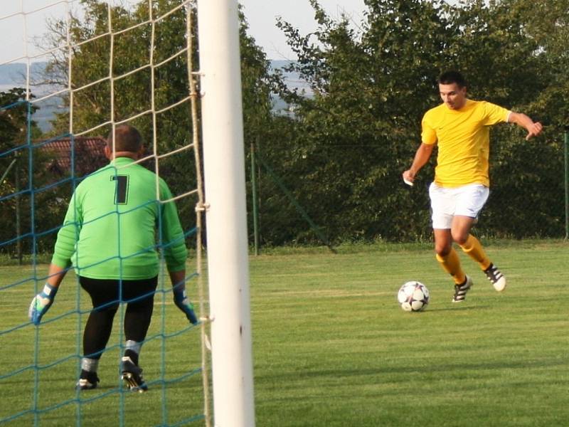 Zavidov (v červeném) sice bojoval a vedl 2:0, ale dál v poháru jdou Tuchlovice, vyhrály 5:2. 