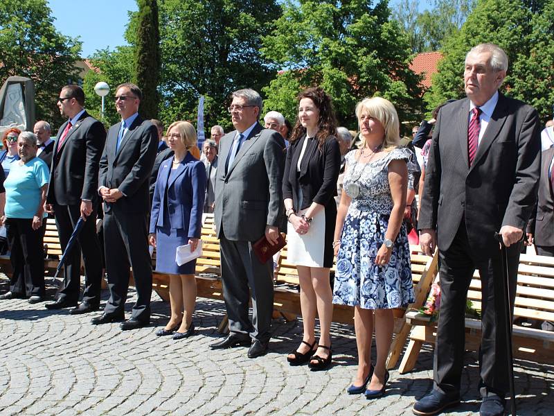 Oslav sedmdesátého výročí položení základního kamene nové obce Lidice se zúčastnili vzácní hosté.