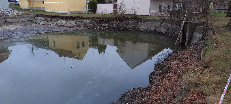 Rekonstrukce rybníka v Nesuchyni.