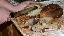 Pečení chleba v senomatské roubence