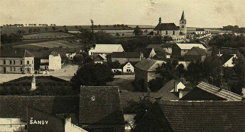 Šanov, pohled na náves ze školy v roce 1938.