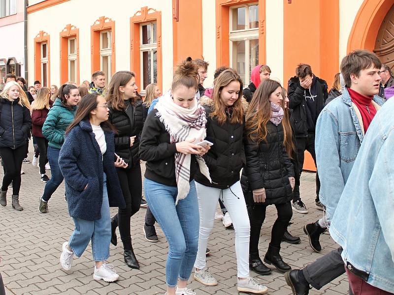 Rakovničtí studenti vyšli do ulic a připojili se ke stávce za klima. Během protestu zamířili také na radnici, kde předali místostarostovi města Jan Šváchovi otevřený dopis.