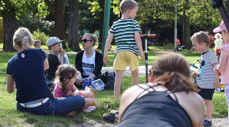 Příjemné květnové pondělí lákalo na zmrzlinu i procházku v parku.