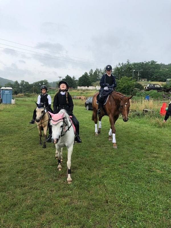 Národních soutěží Working Equitation ve Rtyni nad Bílinou se zúčastnili i koně a jezdci hředelského Jezdeckého klubu Spongilit.