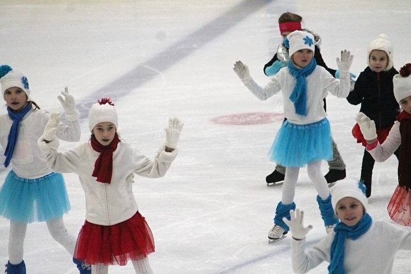 Krasobruslařská exhibice na rakovnickém zimním stadionu.