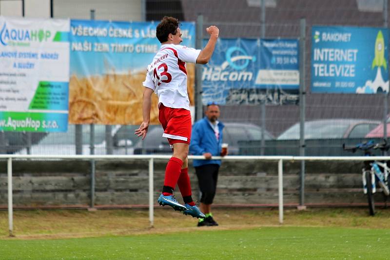 Fotbalisté Pavlíkova slavili postup do okresního přeboru a stylově se na domácím trávníku rozloučil s kariérou rozhodčího prvoligový Pavel Franěk.