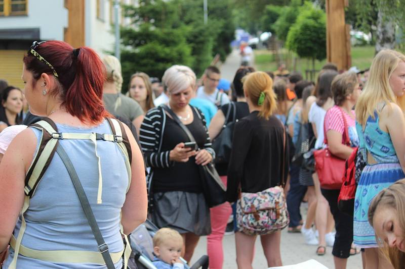 Rakovničtí studenti ve středu veřejně protestovali proti personálním změnám na místní obchodní akademii. 