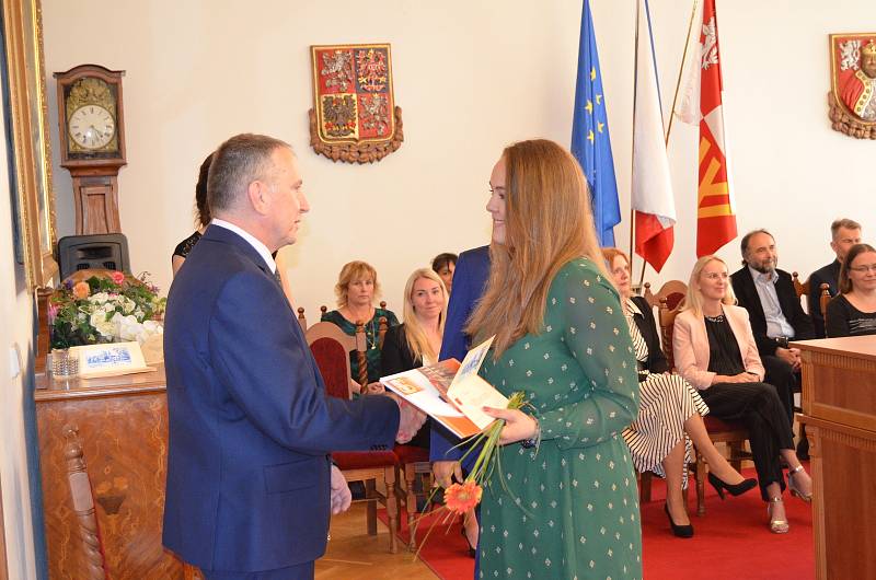 Na Městském úřadu v Novém Strašecí obdrželi maturitní vysvědčení studenti 4. A novostrašeckého gymnázia.