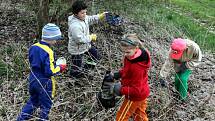 Dobrovolní hasiči Nesuchyně přiložili ruce k dílu a společně s místními obyvateli (především dětmi) uklidili od nepořádku krajinu v obci i jejím okolí.