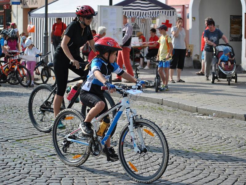 Orientační závod dvojic před startem na Husově náměstí - Rakovnické cyklování 2015