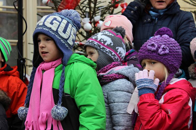 Nejkrásněji nazdobený stromeček letošního roku měla podle hlasování veřejnosti SŠ, MŠ a ZŠ Rakovník. Gratulujeme!