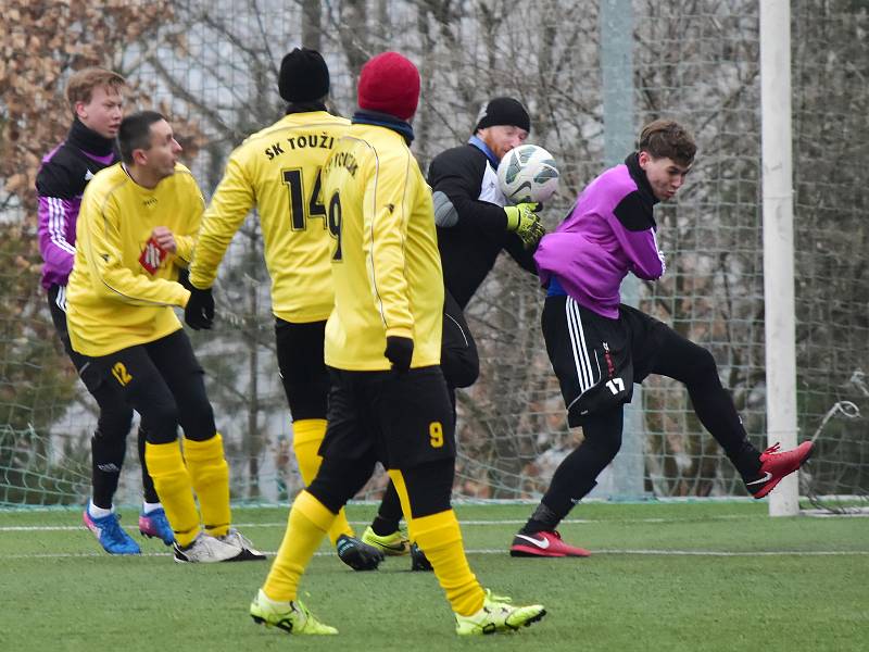 Fotbalisté rezervy rakovnického Tatranu prohráli v přípravě s Toužimí 2:6.