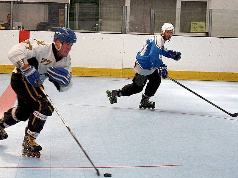 Inline hokejisté (v bílém) doma jednou vyhráli a jednou prohráli na nájezdy. 