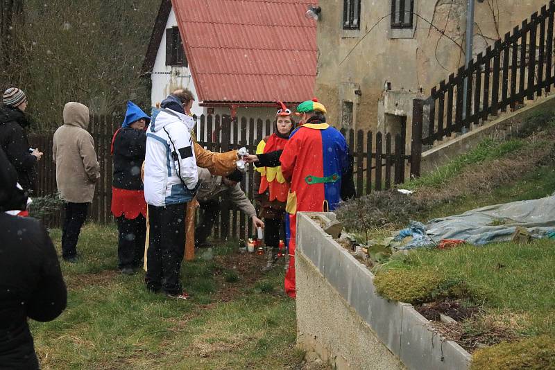 Průvod čítal okolo šedesáti masek, vycházelo se od hospody, kde se také po dvou hodinách končilo a začínalo se losovat o nejhezčí masky.