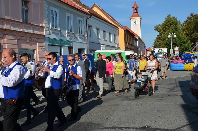 Z tradičního průvodu o Pěknou v Novém Strašecí.