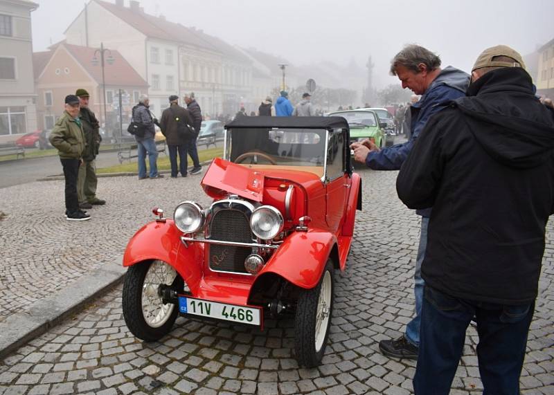 Čtvrteční sraz autoveteránů na Husově náměstí v Rakovníku.