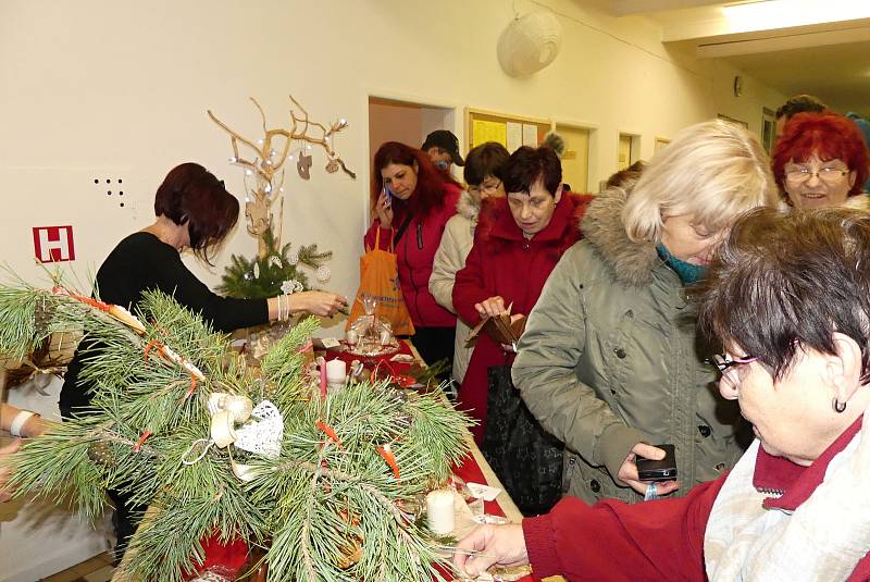 Z adventního jarmarku a rozsvícení vánočního stromu v Šanově.