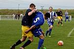 Nové Strašecí (v modrobílém) porazilo doma v derby SK Rakovník 2:1 na penalty.