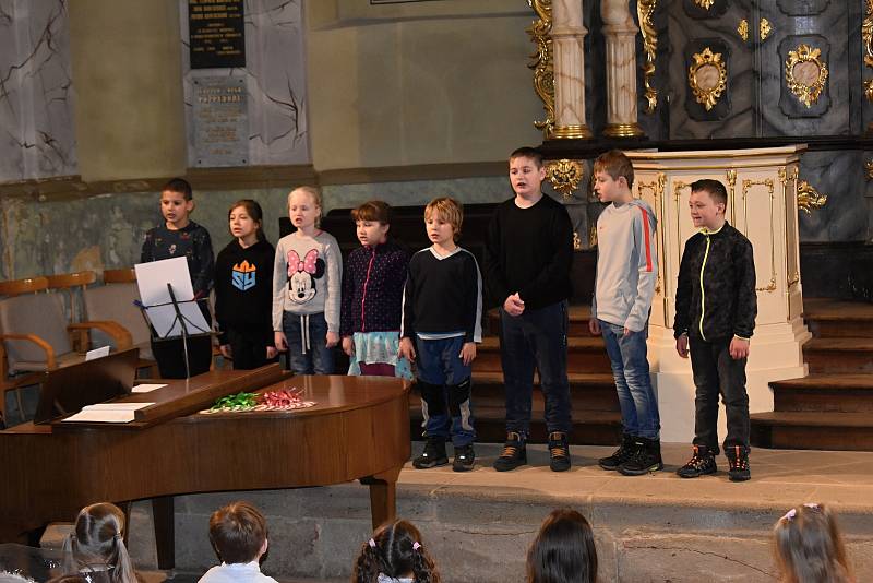 Slavnostní předávání pololetního vysvědčení prvňákům 2. základní školy v rakovnické synagoze.