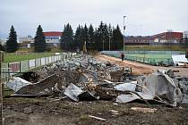 Spartakiádní tribuna na stadionu SK Rakovník byla po více než čtyřiceti letech zdemolována.