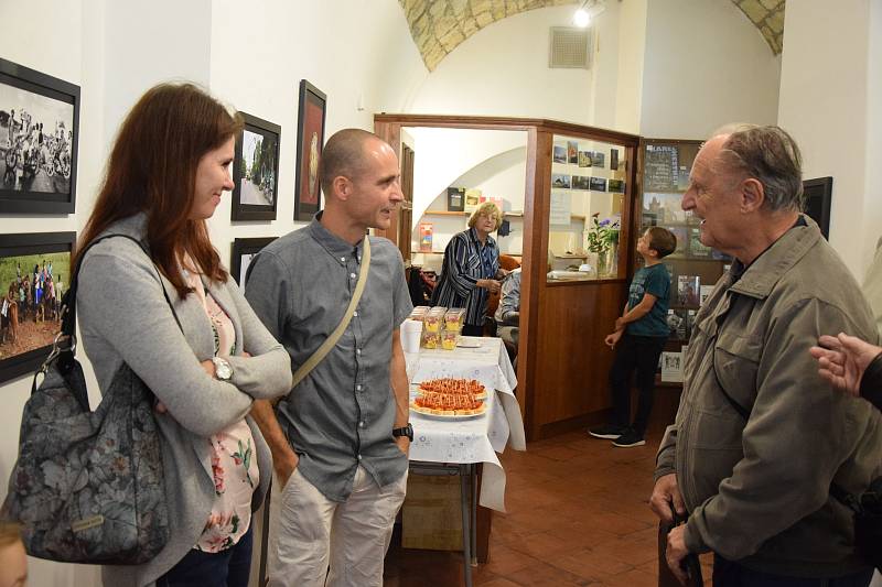 Z vernisáže výstavy fotografií Jiřího Veselého.